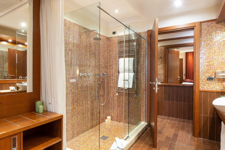 Bathroom 7