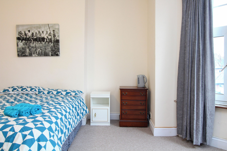 Bedroom 2, Darwin road guest house room 2, Southampton