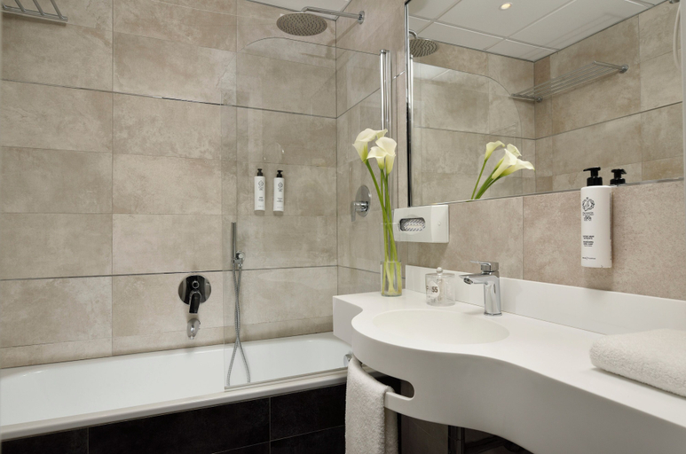 Bathroom 5, FH55 Med Executive Hotel, Florence