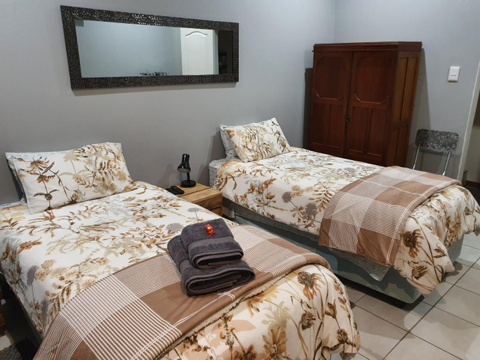 Others 3, Delikaat Bed & Coffee, Pixley ka Seme