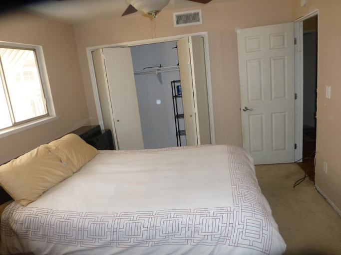 Others 3, Nice Northridge 4-2-2 home near CSUN and Pierce College, Los Angeles