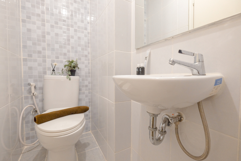 Bathroom 5, Modern and Compact Studio at Tokyo Riverside PIK 2 Apartement By Travelio, Tangerang