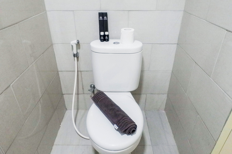 Bathroom 5, Exclusive Studio Apartment At Benson Supermall Mansion, Surabaya