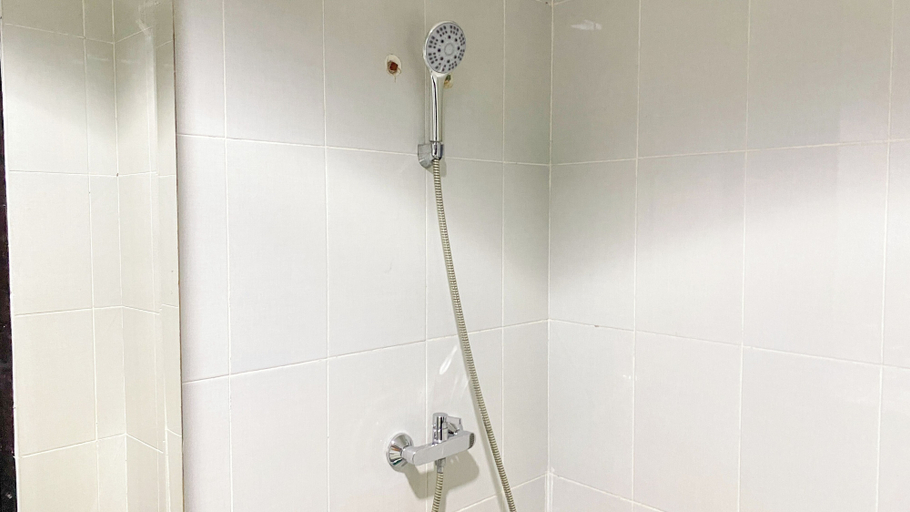 Bathroom 3, Minimalist And Cozy 1Br Casa De Parco Apartment, Tangerang