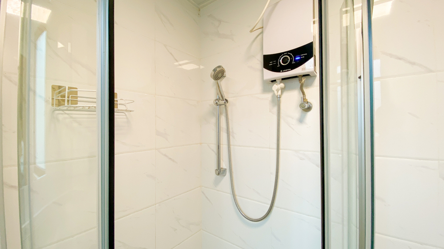 Bathroom 5, Luxury 2BR With Working Room at Sky House BSD Apartment By Travelio, Tangerang Selatan
