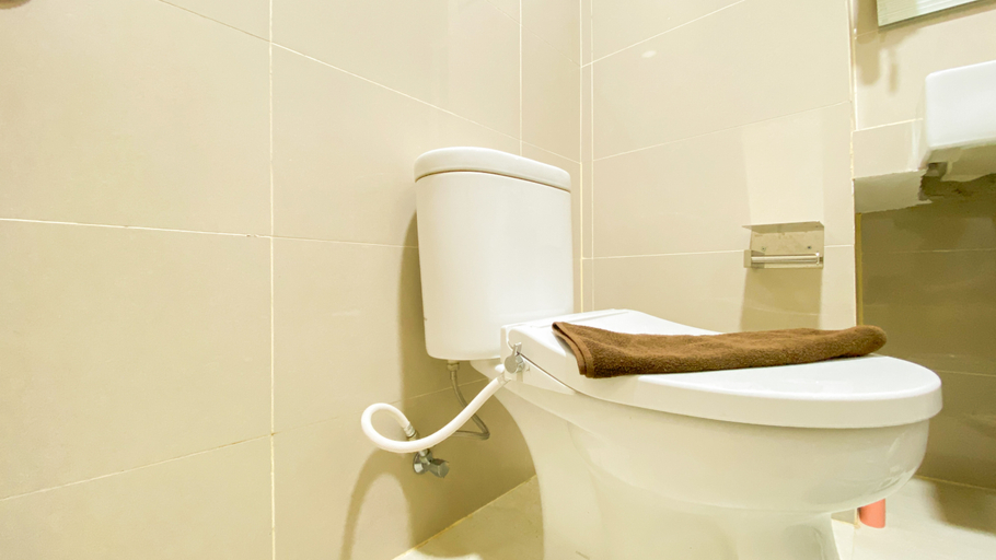 Bathroom 5, Simple and Spacious Studio Apartment at B Residence By Travelio, South Tangerang