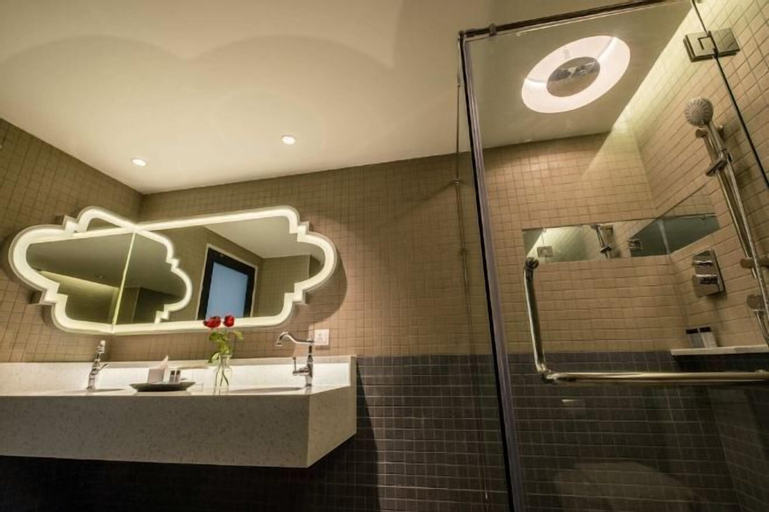 Bathroom 18