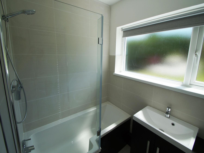 Bathroom 2, Sea Heights, Pembrokeshire