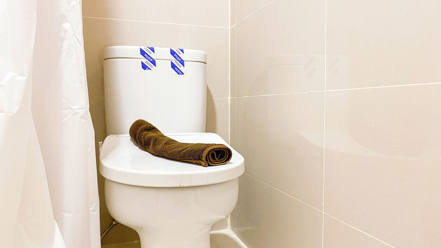 Bathroom 4, Studio Furnished With Comfortable Design Apartment At B Residence, Tangerang Selatan
