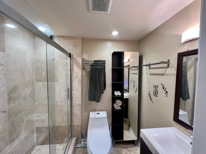 Bathroom, The Lake Alfred Citruswood Cabin, Polk