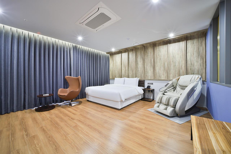 Bedroom 12
