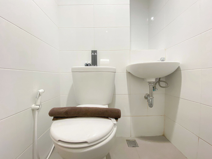 Bathroom 2, Good And Homey Studio At The Alton Apartment, Semarang
