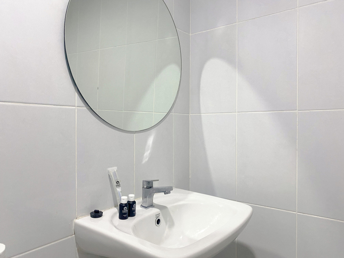 Bathroom 3, Simply And Cozy Stay Studio Patraland Urbano Apartment, Bekasi