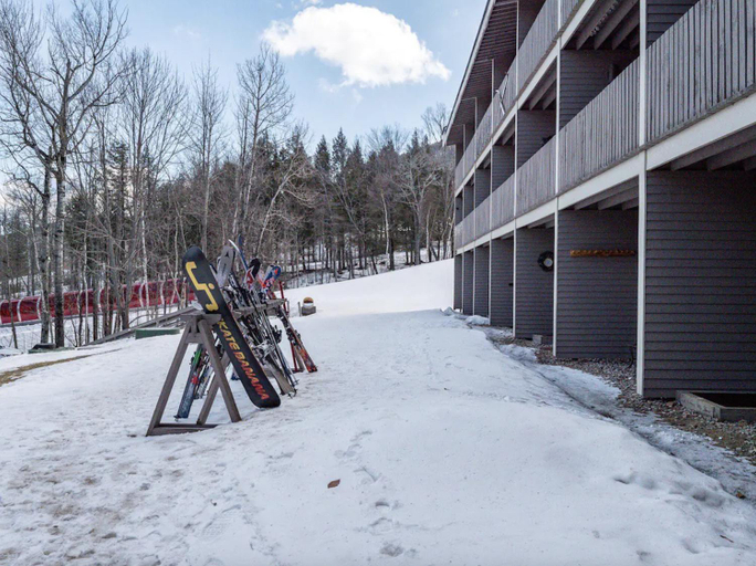 Sunday River Ski In Ski Out Mountain View Condo with Hot Tub Pool and Sauna!, Oxford