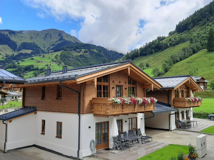 Exterior & Views