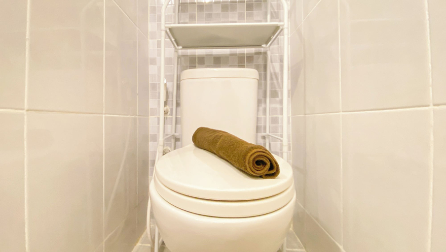 Bathroom 5, Comfy And Minimalist Studio Apartment At Tokyo Riverside Pik 2, Tangerang