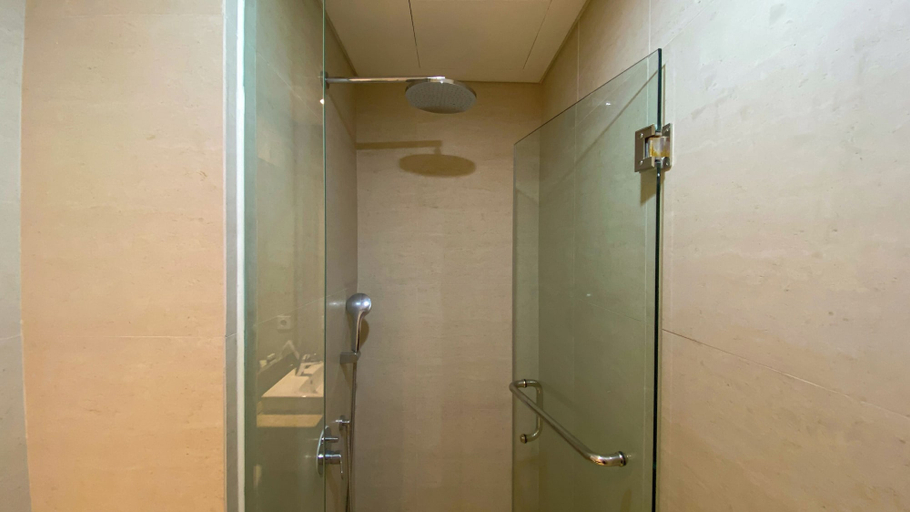 Bathroom 3, Comfort And Great Location Studio At Gold Coast Apartment, Jakarta Utara