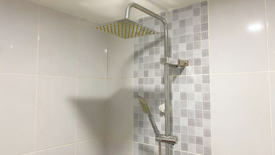 Bathroom 4, Good And Warm 2Br At Tokyo Riverside Pik 2 Apartment, Tangerang