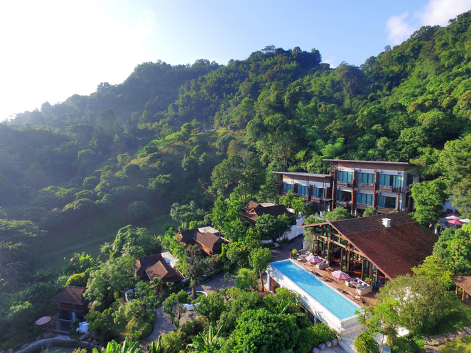 Exterior & Views 9