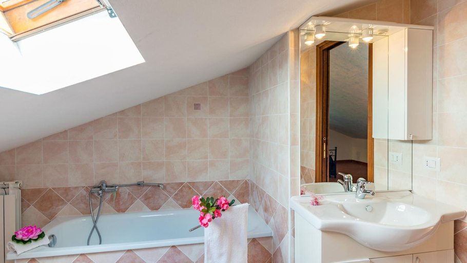 Bathroom 4, VILLA FABI 6&2, Emma Villas, Arezzo