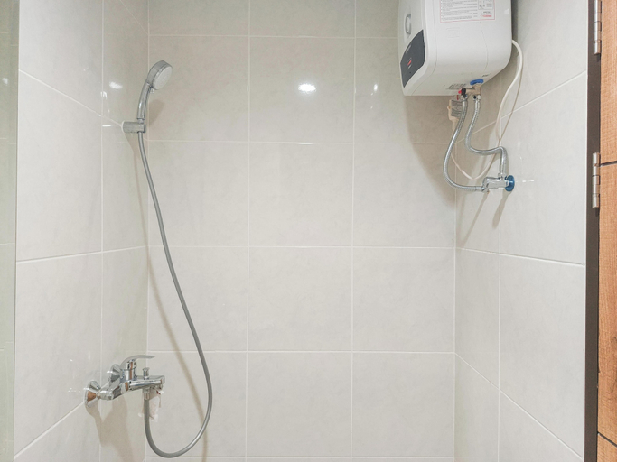Bathroom 4, Modern And Good Studio At Delft Ciputra Makassar Apartment, Makassar