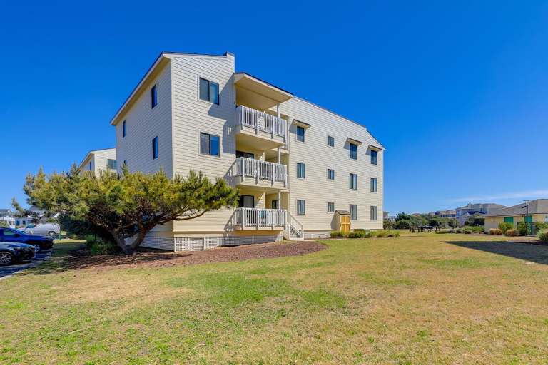 Emerald Isle Vacation Rental with Resort Pool!, Carteret