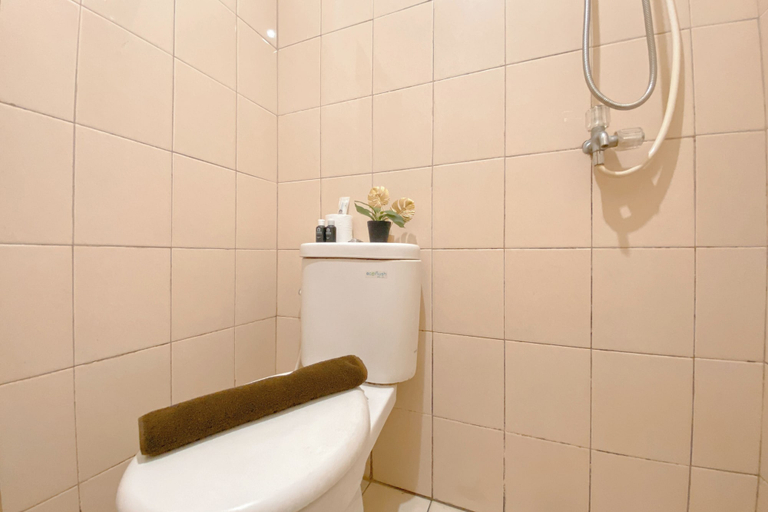 Bathroom 5, Simply Look And Comfy Studio Tifolia Apartment, Jakarta Timur