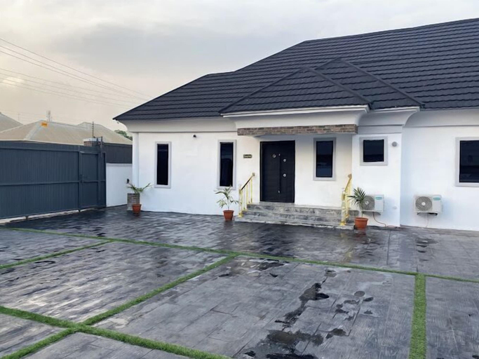 Exterior & Views 2, Royality Hill Apartment and Suites, Oshimili North
