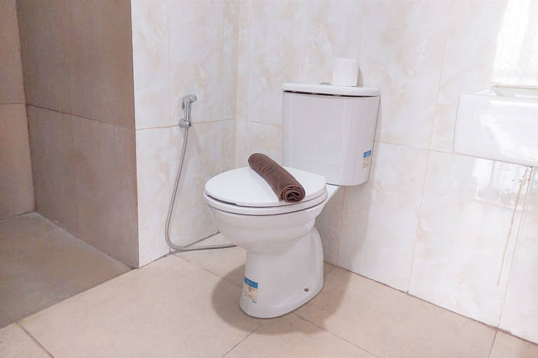 Bathroom 3, Comfy 1Br Apartment At Tamansari Bintaro Mansion, Tangerang Selatan