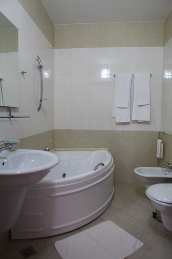 Bathroom 5, Hotel New York, Vlorës