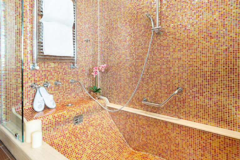 Bathroom 12