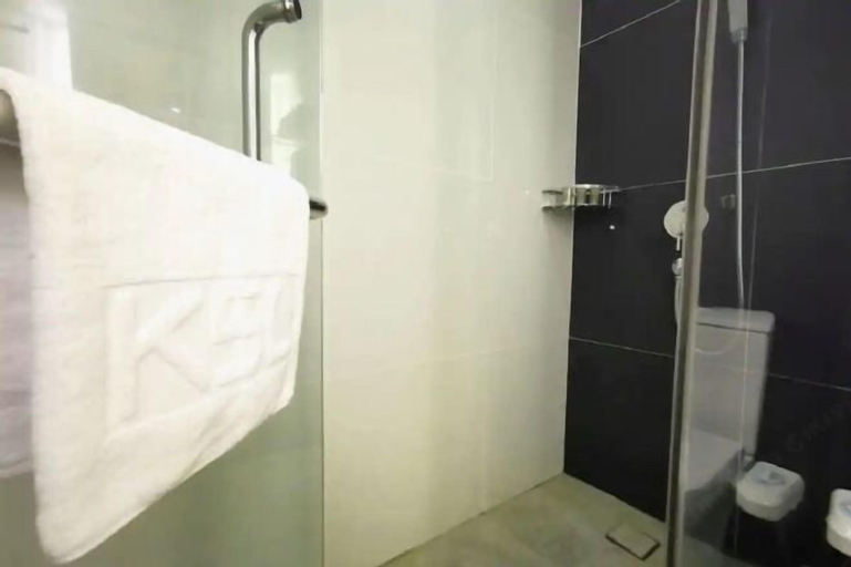 Bathroom 18