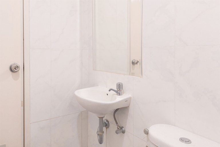 Bathroom 4, Good And Homey 2Br Apartment Urban Heights Residence, Tangerang Selatan