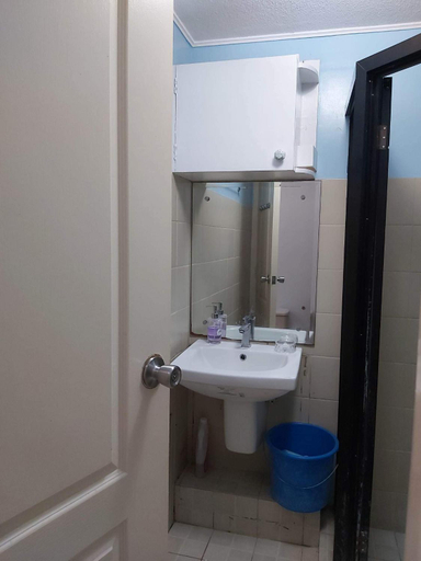 Bathroom 2, Ri's One Oasis w Free Pool back of SM City Mall, Mati City