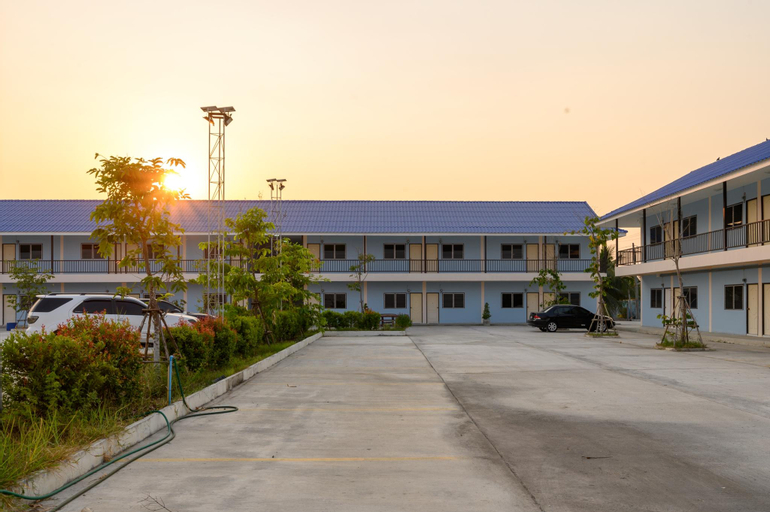 Exterior 3