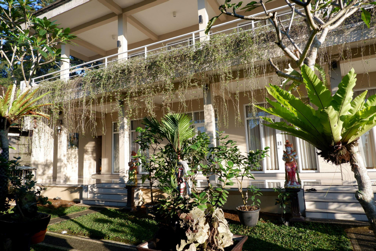 Exterior 3