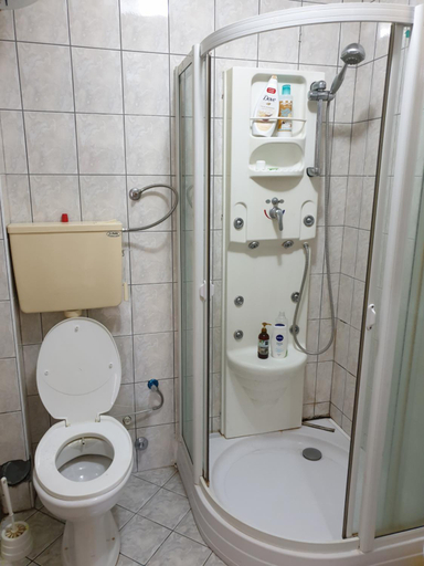 5, Lake House, Tutin