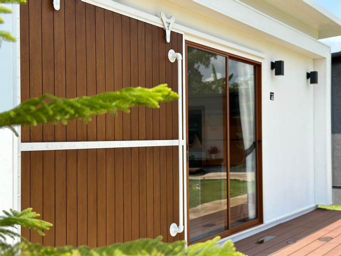 Exterior 9