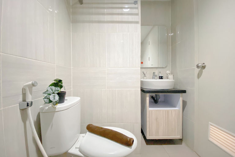 Bathroom 4, Cozy Living Studio At Vasanta Apartment, Cikarang