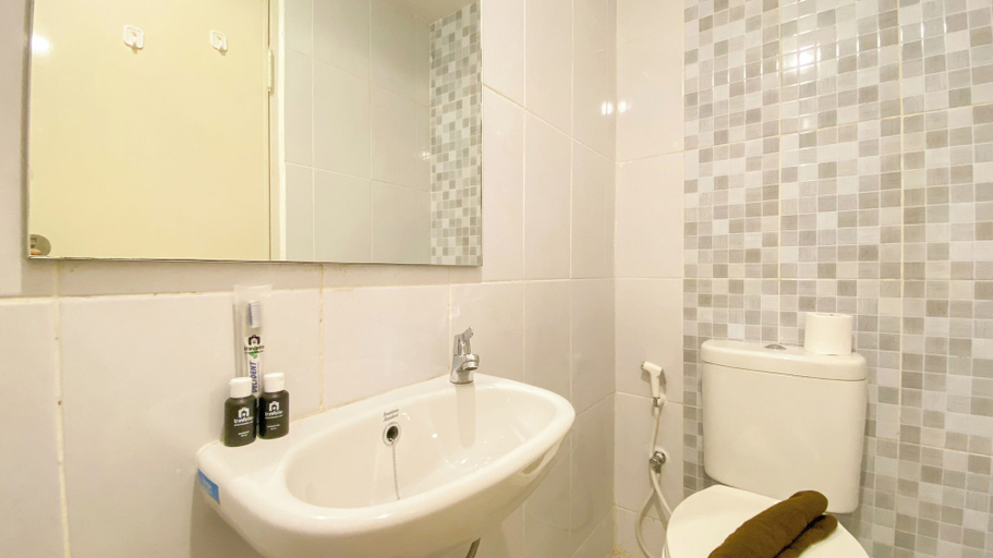 Bathroom 3, Good And Cozy Studio Apartment At Tokyo Riverside Pik 2, Tangerang