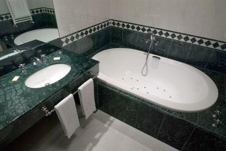Bathroom 10