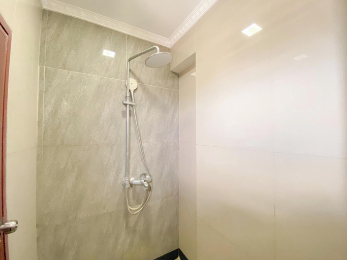 Bathroom 4, Luxurious 3Br At Gateway Ahmad Yani Cicadas Apartment, Bandung
