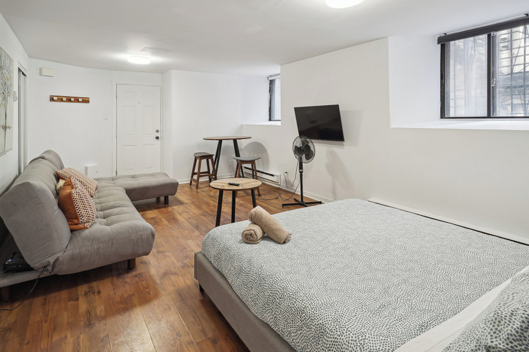 Bedroom, The Bay Suites, Toronto
