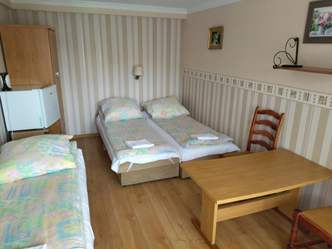 Bedroom, Dom Wczasowy Karolinka - blisko do centrum i do plazy, darmowe szybie Wifi, Lębork