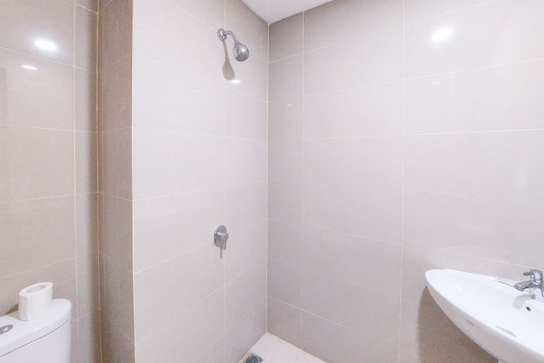 Bathroom 3, Minimalist And Homey Studio Apartment At B Residence, South Tangerang