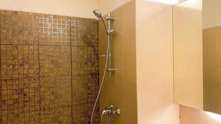 Bathroom 3, Homey Combined 3Br With Working Room At Gp Plaza Apartment, Central Jakarta