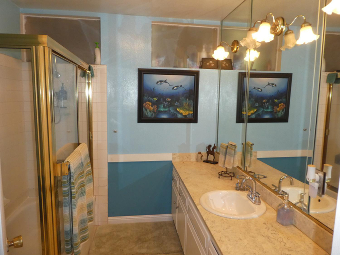 Bathroom, Nice Northridge 4-2-2 home near CSUN and Pierce College, Los Angeles