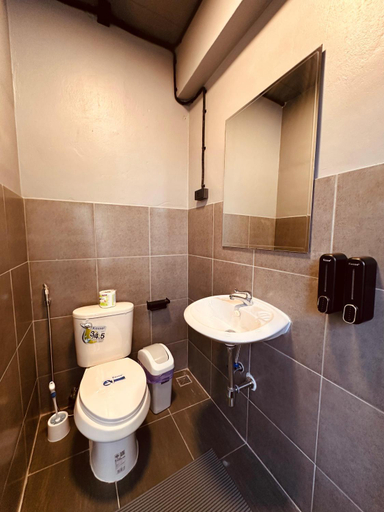 Bathroom, Friends Station Hostel Cafe, Pattaya
