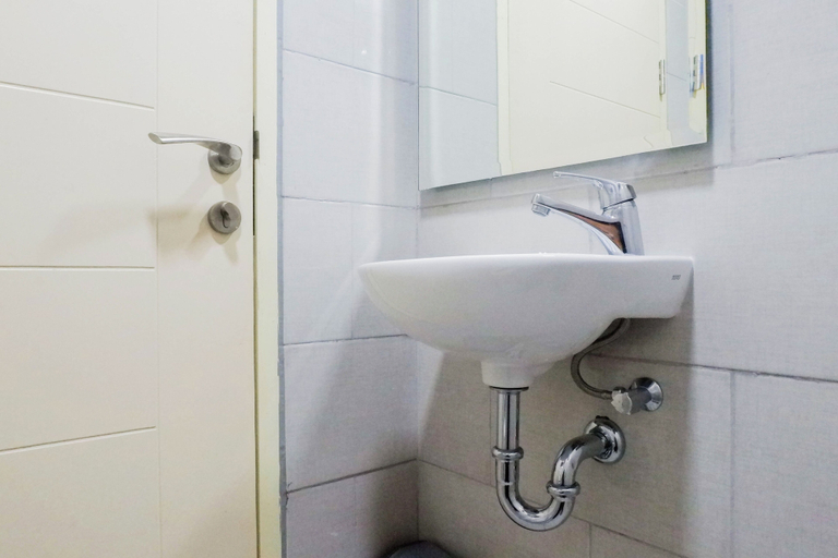 Bathroom 2, Exclusive Studio Apartment At Benson Supermall Mansion, Surabaya