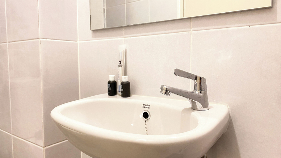 Bathroom 5, Cozy And Tranquil Studio Apartment At Tokyo Riverside Pik 2, Tangerang